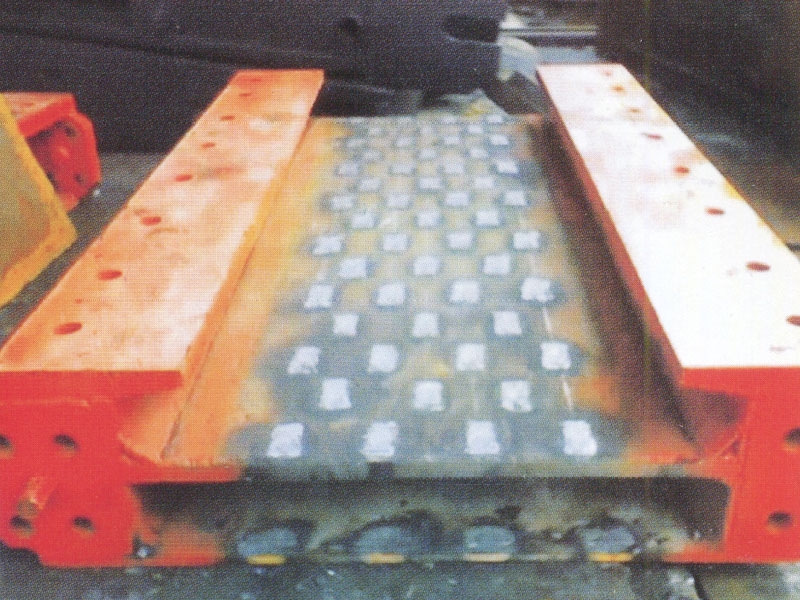 刮板運(yùn)輸機(jī)轉(zhuǎn)載機(jī)溜槽的維修